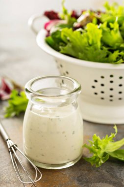 Küçük bir kavanoza ev yapımı çiftlik sosu