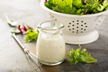 Küçük bir kavanoza ev yapımı çiftlik sosu