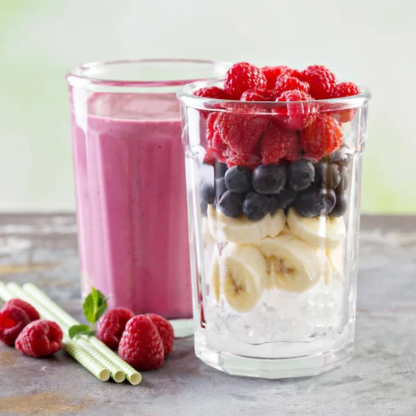 Berry smoothie bahan dalam gelas tinggi — Stok Foto