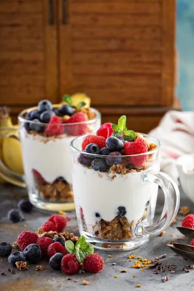 Parfait de iogurte com granola e bagas — Fotografia de Stock