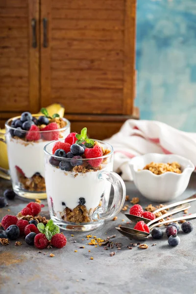 Joghurt-Parfait mit Müsli und Beeren — Stockfoto