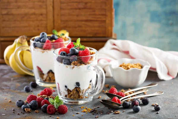 Yogurt parfait with granola and berries — Stock Photo, Image