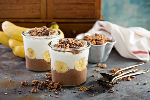 Choklad chia pudding parfait med banan — Stockfoto