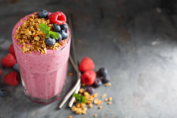 Berry smoothie i ett högt glas — Stockfoto