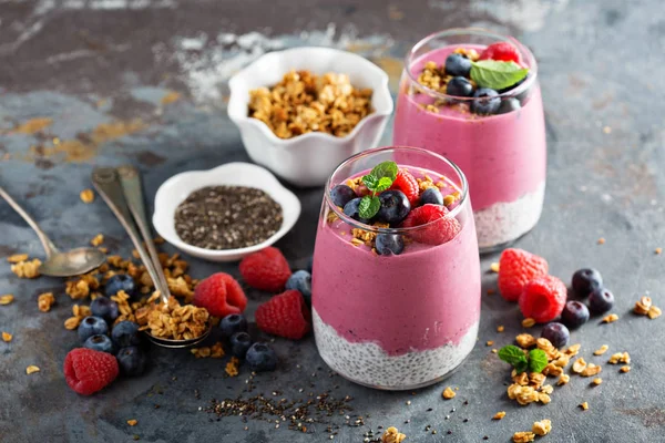 Chia pudink parfait s bobule lichotník — Stock fotografie