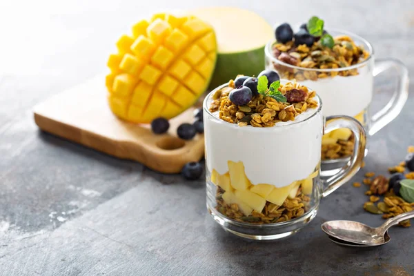 Mango parfait jogurt z musli — Zdjęcie stockowe