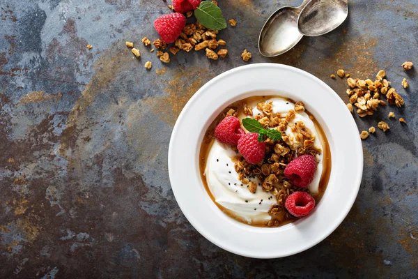 Tazón de yogur con frambuesa y jarabe de arce —  Fotos de Stock