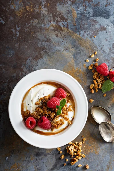 Tazón de yogur con frambuesa y jarabe de arce —  Fotos de Stock