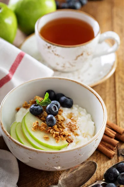 Keso frukost med granola — Stockfoto