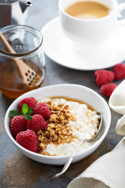 Quark zum Frühstück mit Müsli — Stockfoto