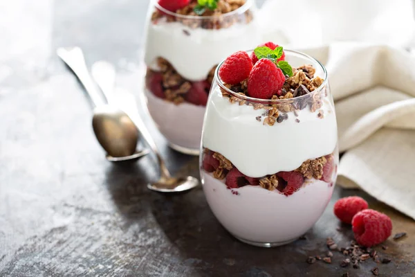 Yoghurt parfait med hallon och granola — Stockfoto