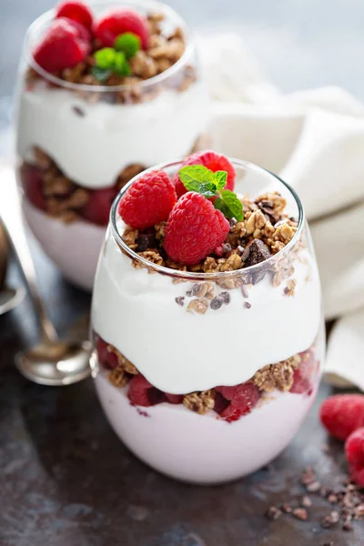Parfait de iogurte com framboesa e granola — Fotografia de Stock