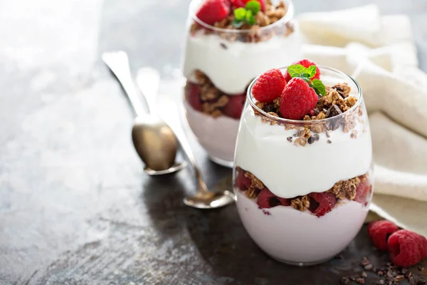 Yoghurt parfait med hallon och granola — Stockfoto