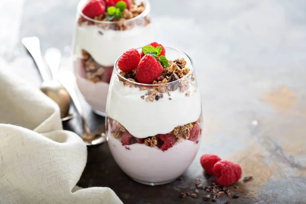 Yoghurt parfait met framboos en muesli — Stockfoto