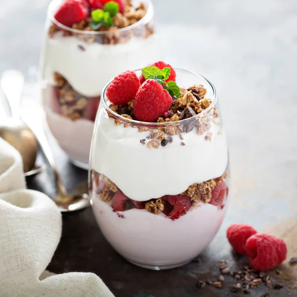Parfait de yogur con frambuesa y granola — Foto de Stock