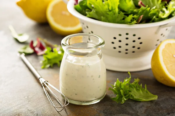 Küçük bir kavanoza ev yapımı limon çiftlik sosu — Stok fotoğraf