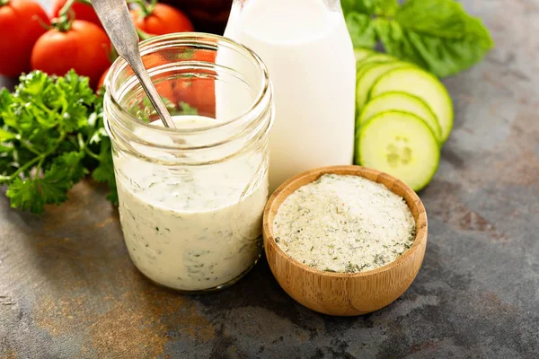 Att göra ranch dressing från en torr blandning — Stockfoto