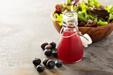 Yaban mersini salata salata sosu