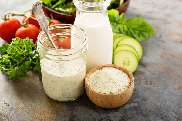 Att göra ranch dressing från en torr blandning — Stockfoto