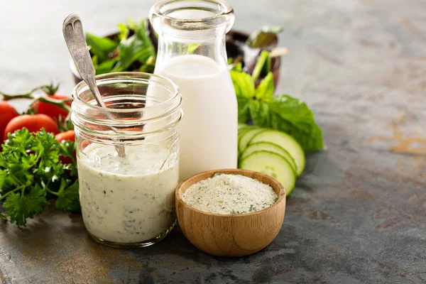 Att göra ranch dressing från en torr blandning — Stockfoto