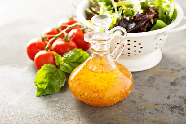 Italiaanse vinaigrette dressing in een vintage fles — Stockfoto