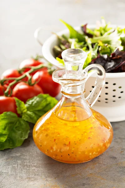 Italiaanse vinaigrette dressing in een vintage fles — Stockfoto