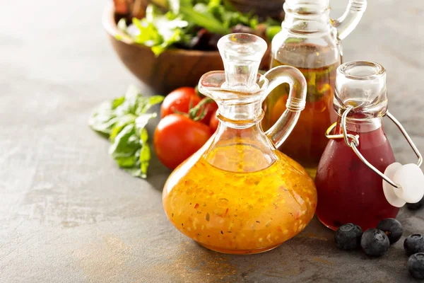 Sortimento de molhos de salada em garrafas de vidro — Fotografia de Stock