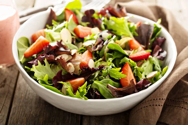 Salada saudável e colorida com verduras de mistura de primavera — Fotografia de Stock