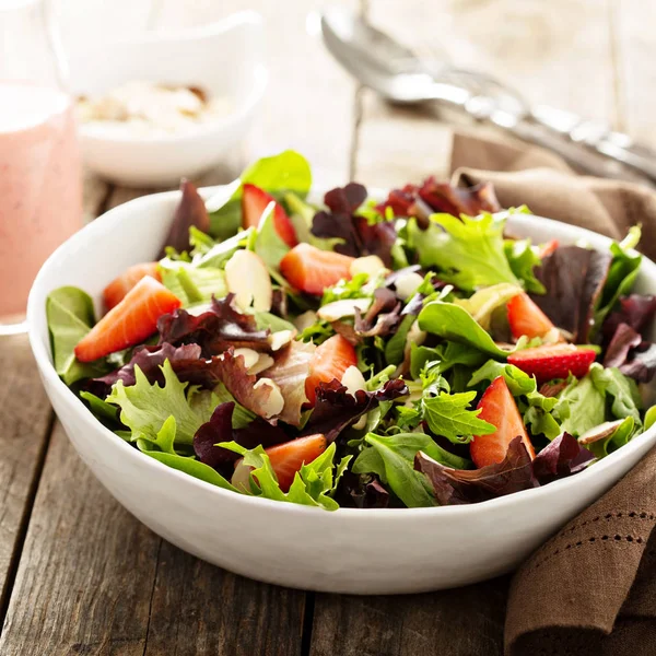 Salada saudável e colorida com verduras de mistura de primavera — Fotografia de Stock