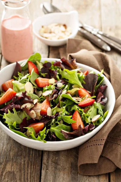 Salada saudável e colorida com verduras de mistura de primavera — Fotografia de Stock