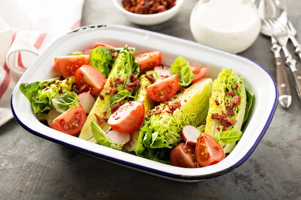 Salada de cunha com alface e tomate — Fotografia de Stock