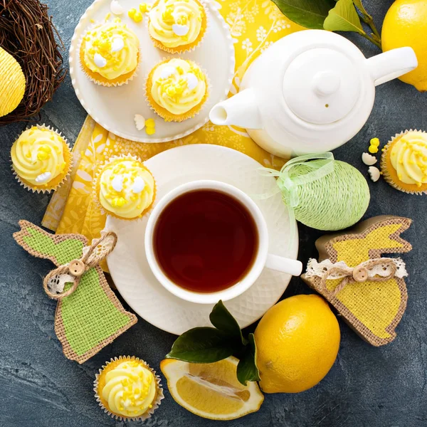 Cupcakes de limão com cobertura amarela — Fotografia de Stock