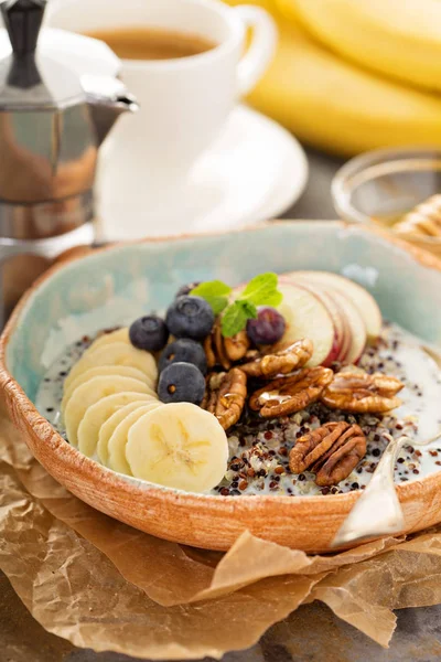 Bouillie de quinoa aux bananes, myrtilles et noix de pécan — Photo