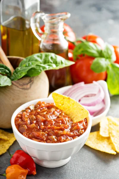 Huisgemaakte pittige tomatensalsa met groenten en olijfolie — Stockfoto