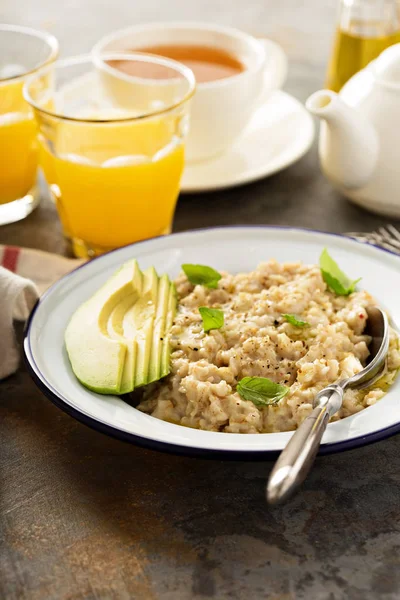 Porridge di farina d'avena salata con olio d'oliva e avocado — Foto Stock