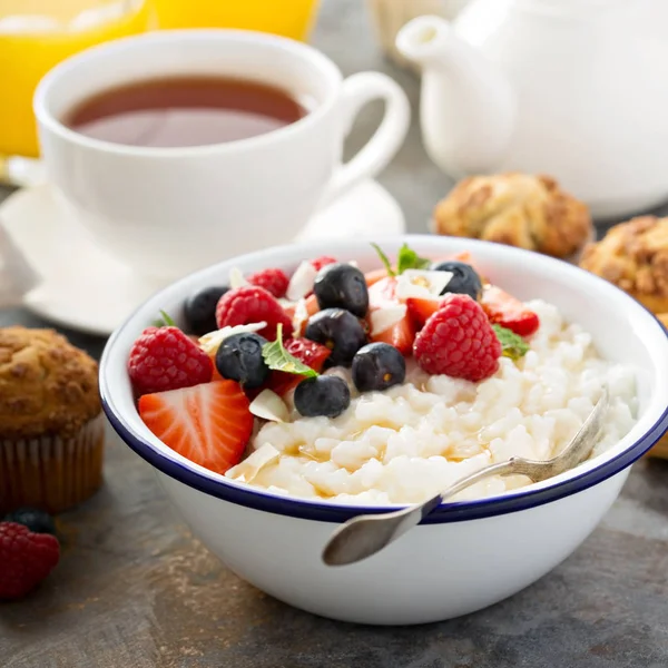 Рисовый пудинг со свежими ягодами и кокосом на завтрак — стоковое фото