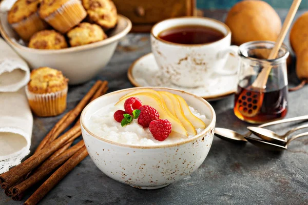 Puding beras dengan raspberry dan pir untuk sarapan — Stok Foto