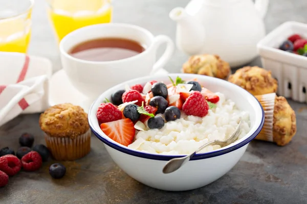 Рисовый пудинг со свежими ягодами и кокосом на завтрак — стоковое фото
