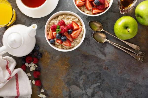 Pormingau de aveia cortado em aço com bagas frescas — Fotografia de Stock