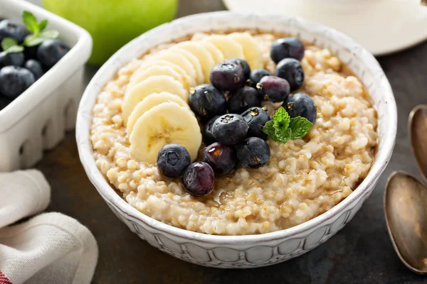 Steel cut oatmeal porridge with banana and blueberry — Stock Photo, Image