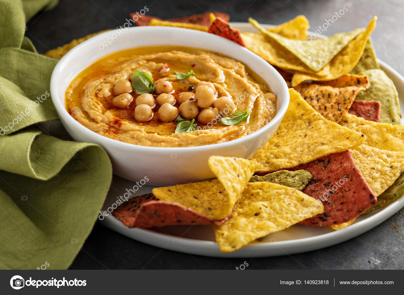Tortilla Cipsler ve Patlıcanlı Dip Sos Tortilla Cipsler ve Patlıcanlı Dip Sos
