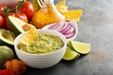 Kireç ve acı biber beyaz kase guacamole