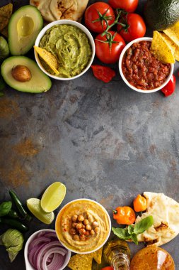 Ev yapımı Humus, salsa ve guacamole mısır cipsi ile
