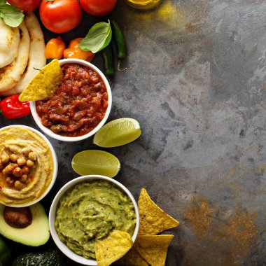 Ev yapımı Humus, salsa ve guacamole mısır cipsi ile
