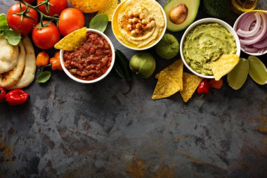 Ev yapımı Humus, salsa ve guacamole mısır cipsi ile