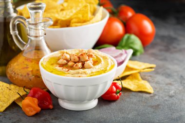 Beyaz bir kase içinde ev yapımı humus