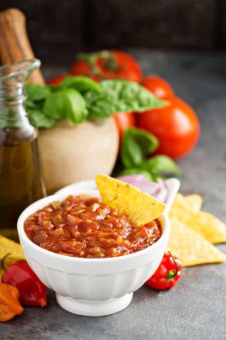 Sebze ve zeytinyağı ile ev yapımı baharatlı domates salsa