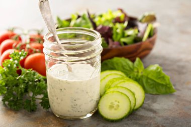 Bir mason kavanoza ev yapımı çiftlik sosu