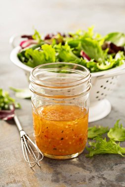 Bir mason kavanoza İtalyan salata sosu