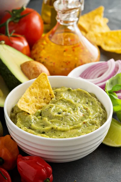 Guacamole in ciotola bianca con lime e peperoncino — Foto Stock